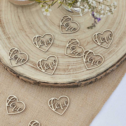 Houten confetti in de vorm van het hartjes en het woord love
