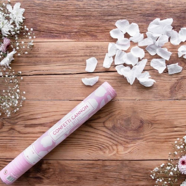 Confetti shooter met witte rozenblaadjes eromheen