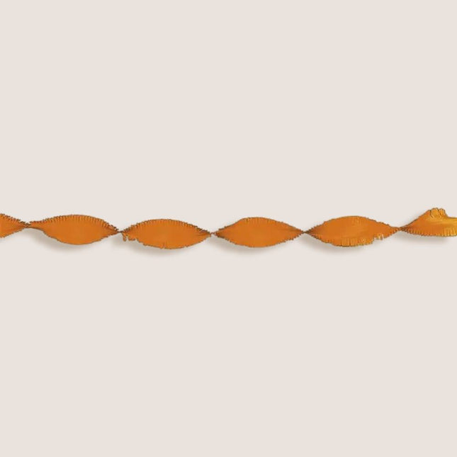 Oranje gedraaide slinger van crepe papier