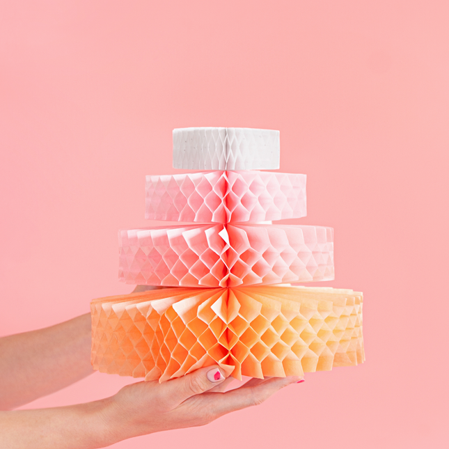 honeycomb taart van vier lagen in pasteltinten