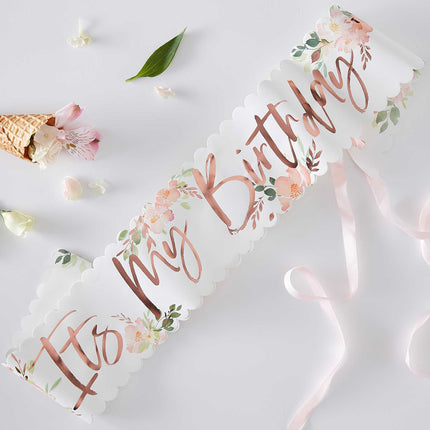 witte sjerp met its my birthday erop en bloemetjes