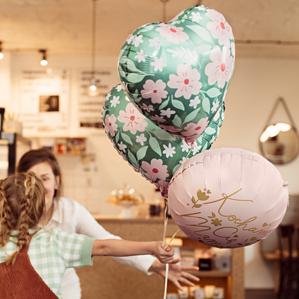 meisje met folieballonnen voor moederdag