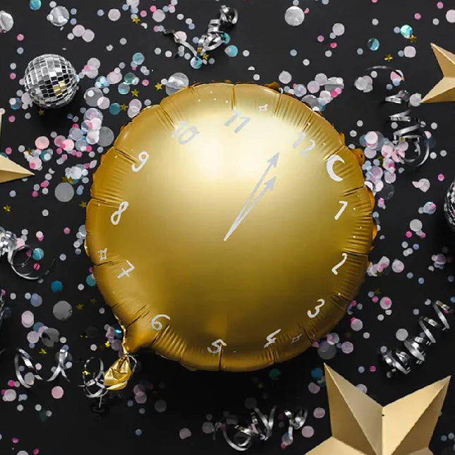 Gouden folieballon met klokopdruk op zwarte achtergrond met confetti
