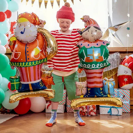 Jongetje met folieballonnen kerstman en kerstvrouw
