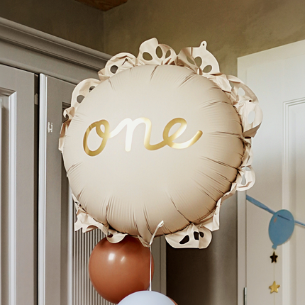 beige folieballon met gouden tekst one en ruches