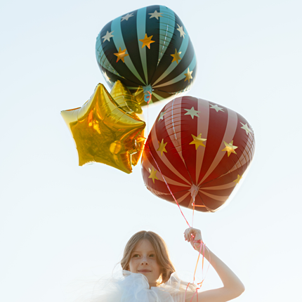 rood met roze gestreepte ballon en blauw met groen gestreepte ballon met gouden sterren