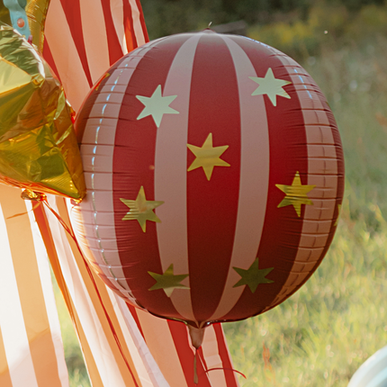 rood met roze gestreepte ballon met gouden sterren op een circus feestje