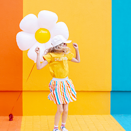 meisjes met ballonnen in de vorm van kersen en een madeliefje