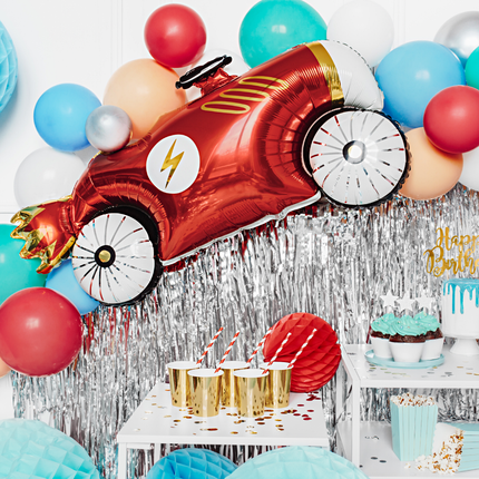 raceauto folieballon voor een zilveren backdrop