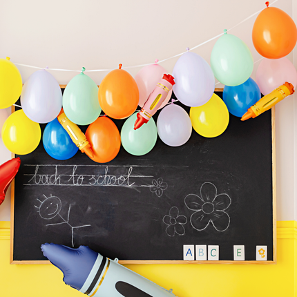 back to school versiering met folieballonnen in de vorm van potloden