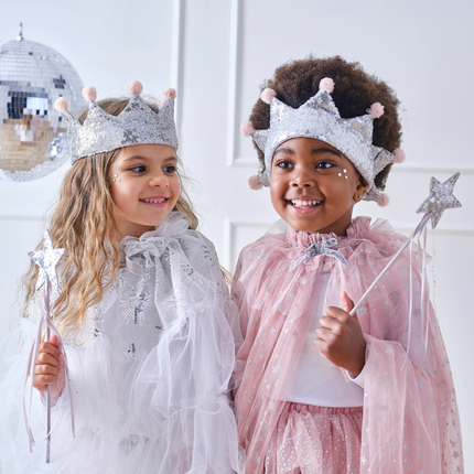 twee meisjes verkleed in prinsessenkleding in het roze, wit en zilver