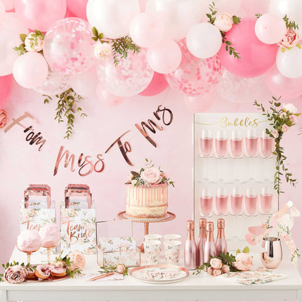 Hapjes tafel voor een vrijgezellenfeest met champagne taart en tasjes