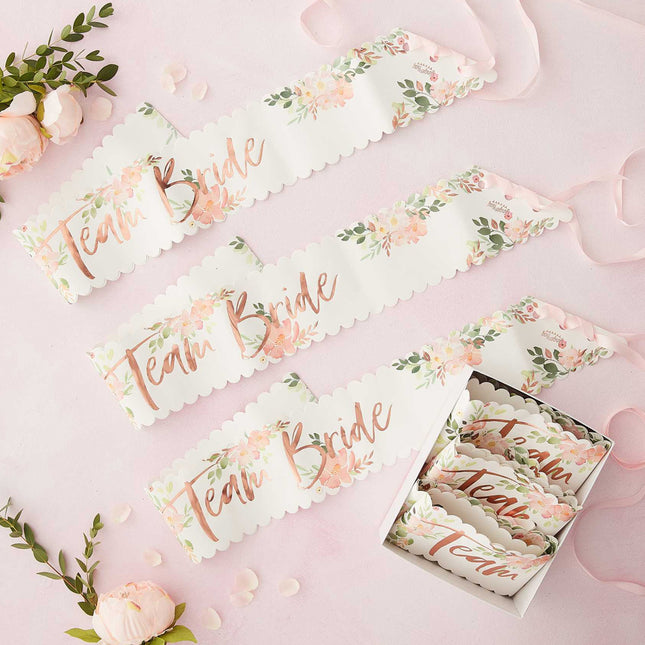 meerdere sjerps met daarom team bride