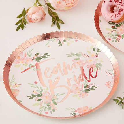 bordje met bloemenpatroon en de tekst team bride