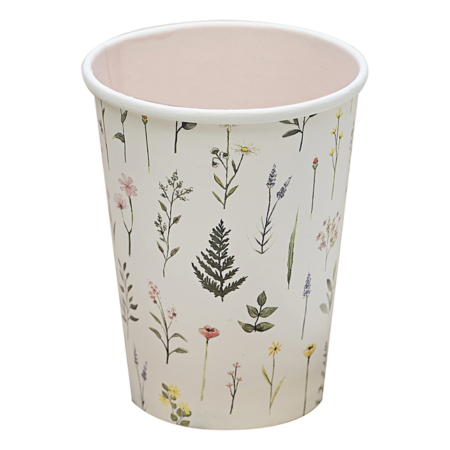 Bekers versierd met bloemen en planten
