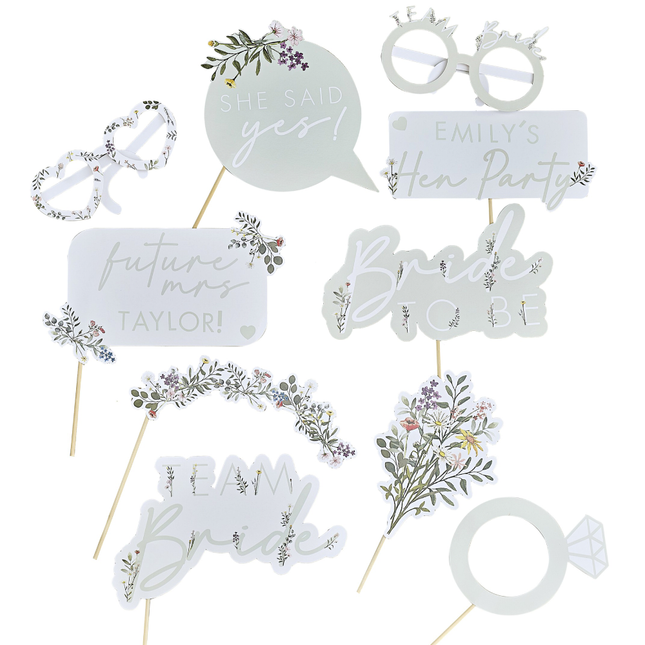 Photo booth props in het saliegroen en wit met bloemen