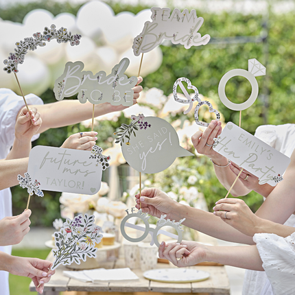 Photo booth props in het saliegroen en wit met bloemen