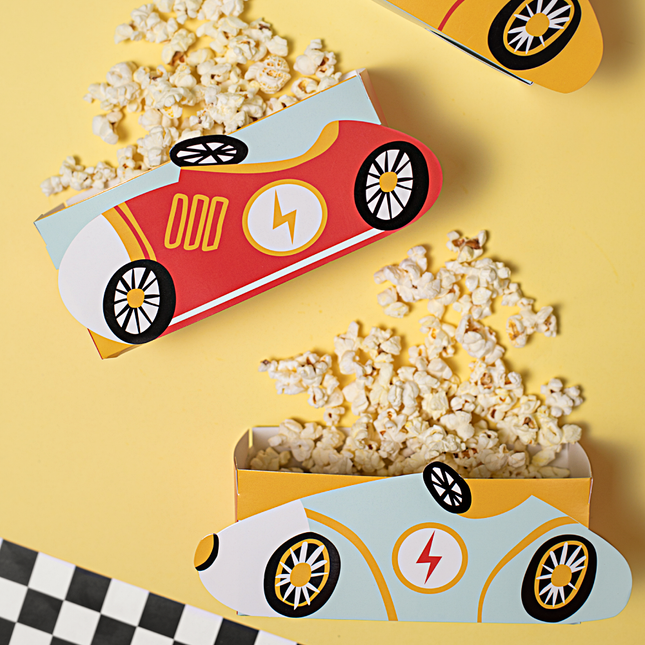 Snackbakjes met race auto's erop en popcorn erin