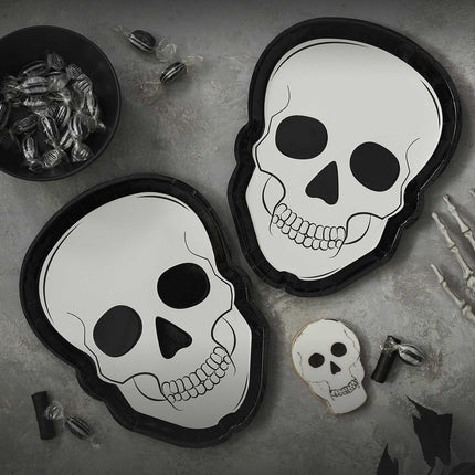 bordjes in de vorm van skelettenhoofd