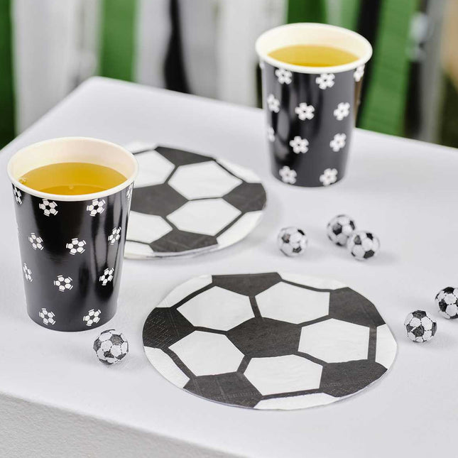servetten en bekers in voetbal thema