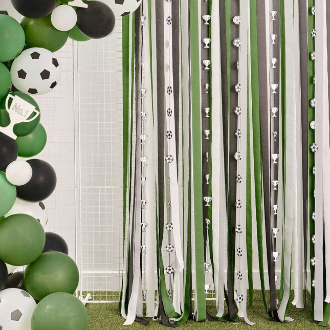 ballonnen en streamers met voetbalthema