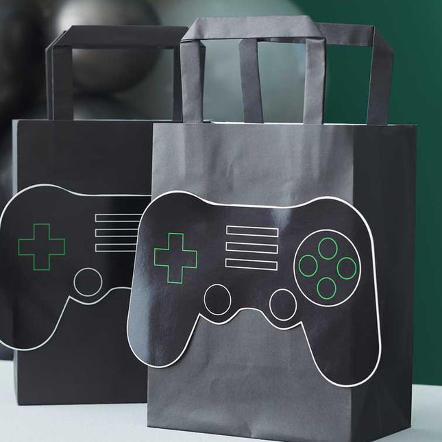 Twee zwarte tasjes met controllers erop