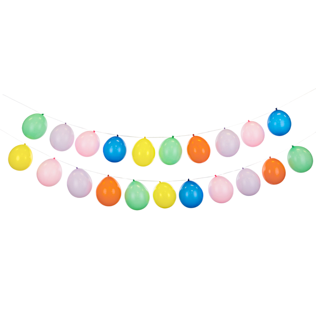 ballonslinger met meerkleurige ballonnen in het oranje, blauw, geel, groen en roze