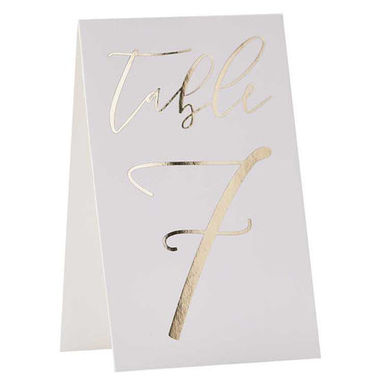 Wit kaartje met Table 7 erop in het goud