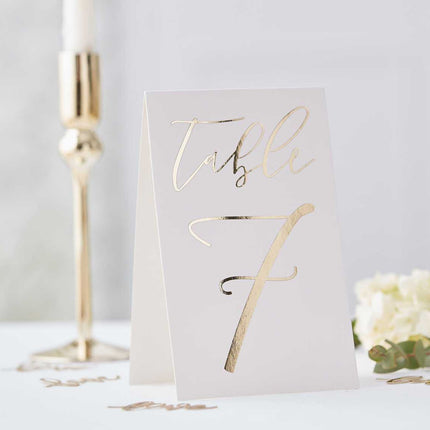 Wit kaartje met Table 7 erop in het goud