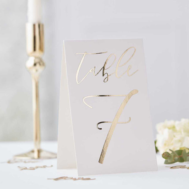 Wit kaartje met Table 7 erop in het goud
