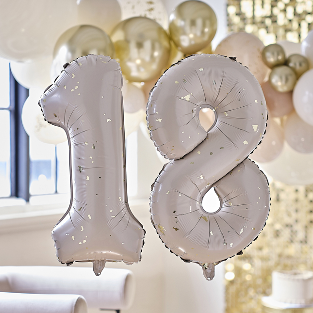 Cijferballonnen 18 in het nude met goud voor een gouden backdrop en ballonnenboog