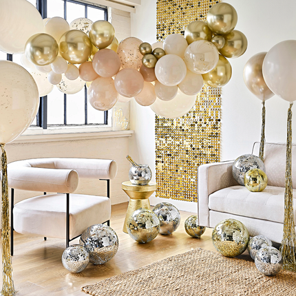Glitter & Glamour feestje met gouden en zilveren versiering en discoballen