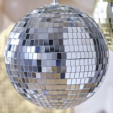 Zilverendiscobal voor een gouden backdrop en een gouden en nude ballonnenboog