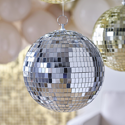 Zilverendiscobal voor een gouden backdrop en een gouden en nude ballonnenboog