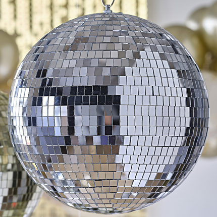 zilveren discobal hangt voor een gouden backdrop