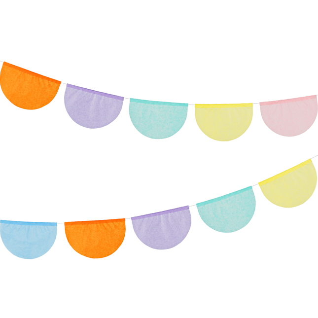 pastel slinger met papieren vlaggen in het oranje, paars, groen, roze, blauw en geel