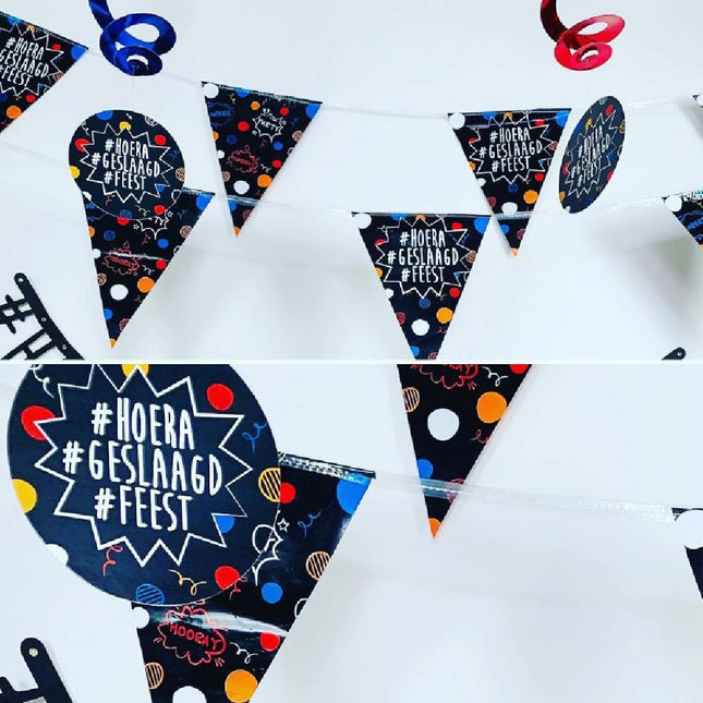Slingers met de tekst Hoera Geslaagd Feest in het zwart met blauwe, rode en gele stippen