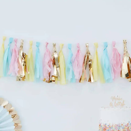 Lijntje met gele blauwe roze en gouden tassel en een taart