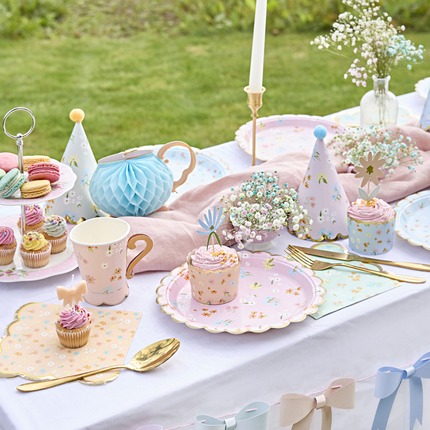 versierde tafel met pastel versiering met bloemetjes