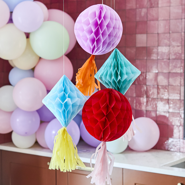 honeycombs in het rood, mintgroen en paars met oranje, gele en roze tassels