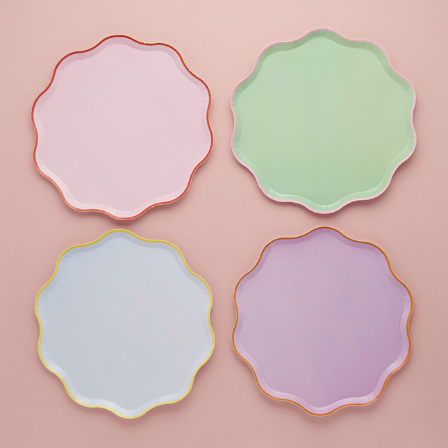 pastel bordjes met ribbelrand op een lichtroze achtergrond