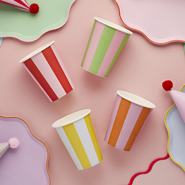 gestreepte bekers in het rood, roze, oranje, geel en groen