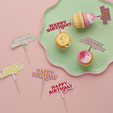 cocktailprikkers in regenboog kleuren met de tekst happy birthday
