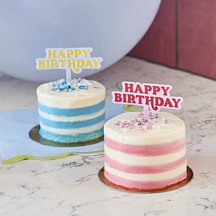 cocktailprikkers in regenboog kleuren met de tekst happy birthday