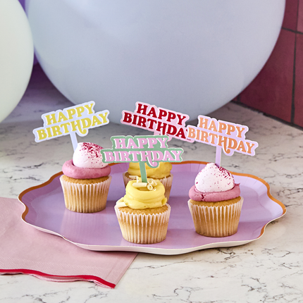 cocktailprikkers in regenboog kleuren met de tekst happy birthday