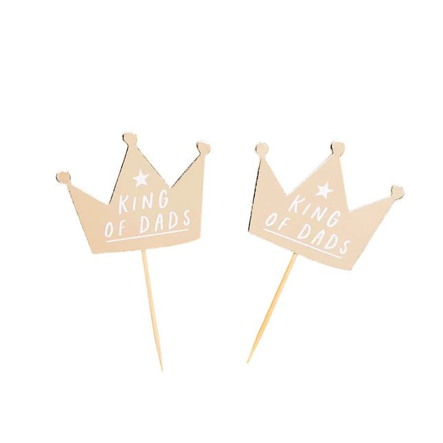 Cocktailprikkers met gouden kroontjes en de witte tekst king of dads