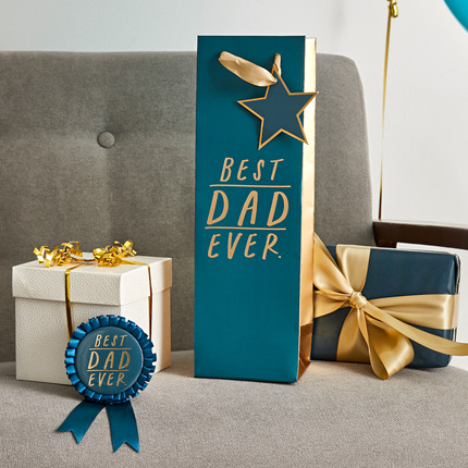 Cadeautas voor een wijnfles in het donkerblauw en goud met de tekst best dad ever