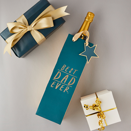 Cadeautas voor een wijnfles in het donkerblauw en goud met de tekst best dad ever