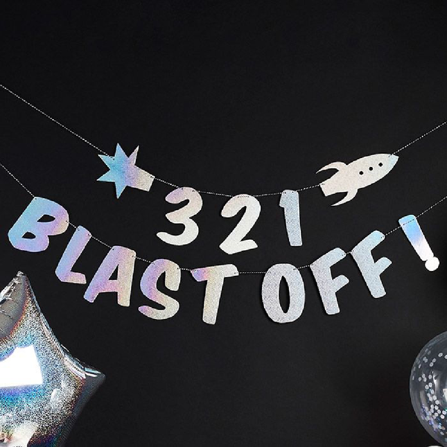 Iridescent slinger met de tekst 3,2,1 blast off! en een raket hangt voor een zwarte muur
