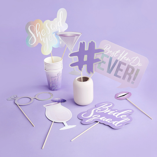 Paarse en iridescent photobooth props op een lila achtergrond
